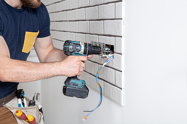 Professional electrician installing electrical sockets for home renovation in Los Angeles